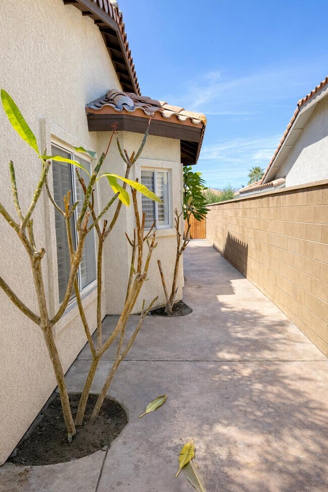 Building Photo - 78715 Naples Dr