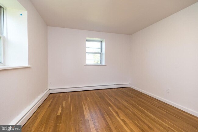 Building Photo - 932 Croton Rd