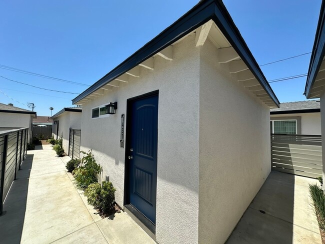 Building Photo - New Orange Studio