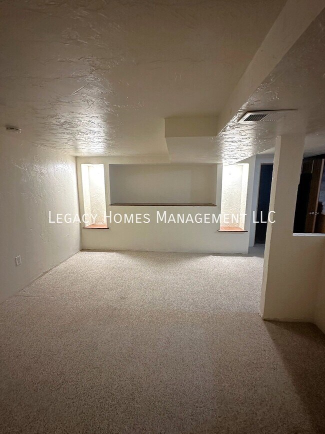 Building Photo - 413 Tampa Way