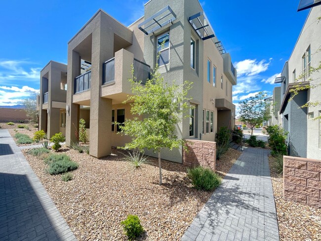 Building Photo - This spectacular 3-bed condo located acros...