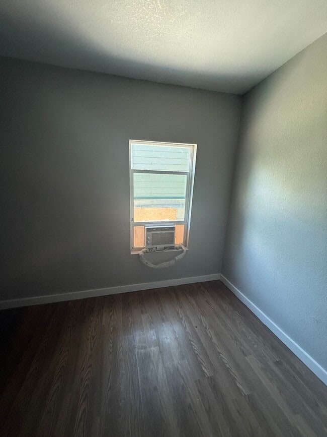 Building Photo - Large 1-bedroom home with private patio!
