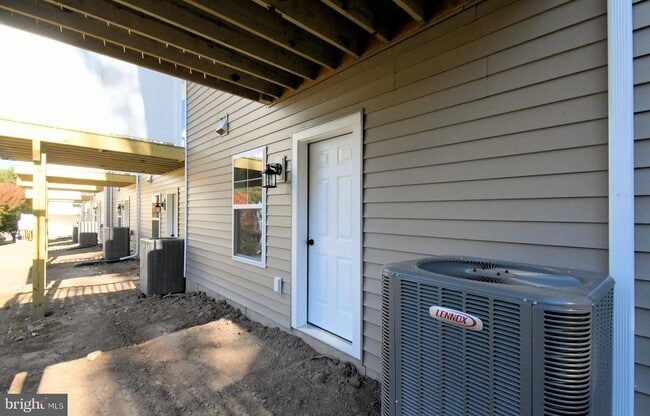 Building Photo - 114 Kuechler Ct