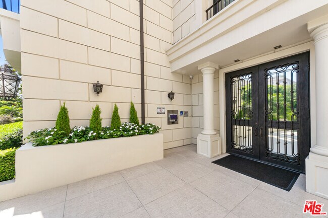 Building Photo - 443 N Palm Dr