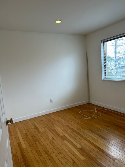 Building Photo - 22 Broadlawn Park