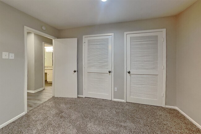 Building Photo - 2318 Turtle Creek Dr