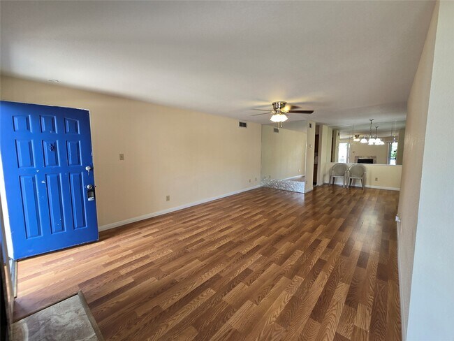 Building Photo - 9797 Leawood Blvd