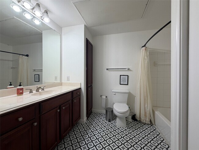 Building Photo - 7575 Kirby Dr