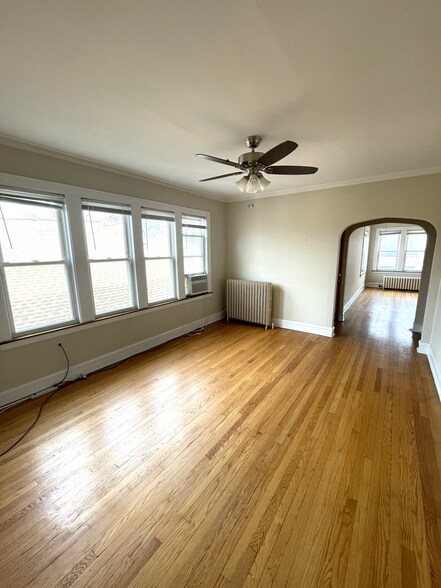 Building Photo - 2433 W Dakin St