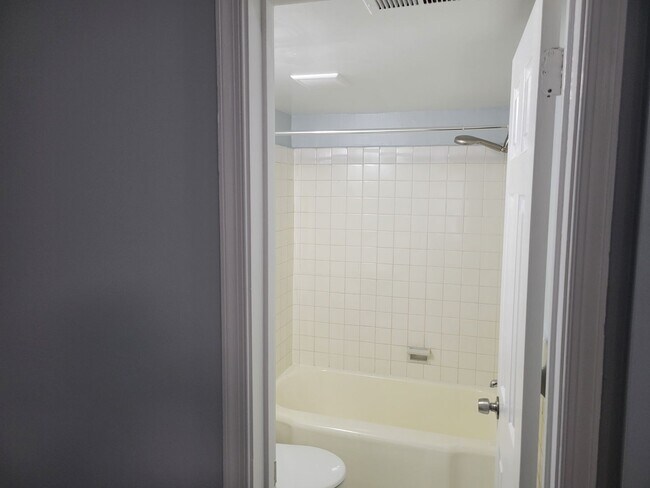 Building Photo - Spacious 3 BR/2 BA Townhome  in Greenway!