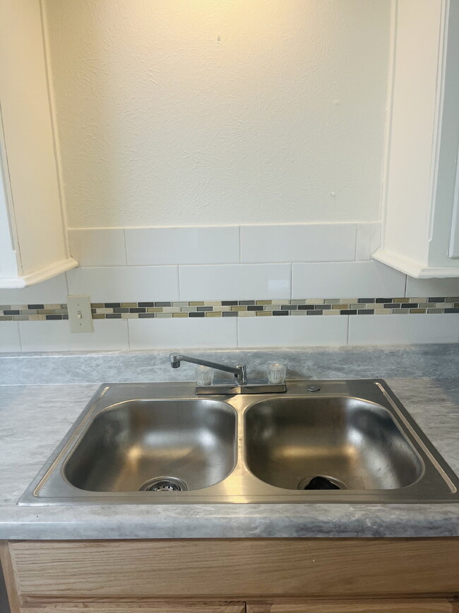 Building Photo - 2 Bedroom Townhome
