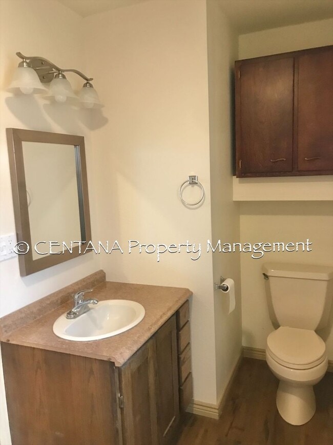 Building Photo - Cozy 2 bedroom Bungalow!