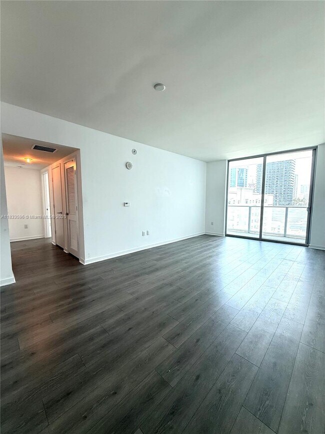 Building Photo - 1100S S Miami Ave