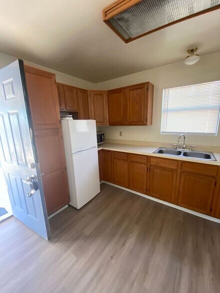 Building Photo - 1416 E Linden St