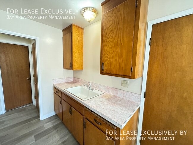 Building Photo - 1 BR 1BA ground floor Apartment w/ garage,...