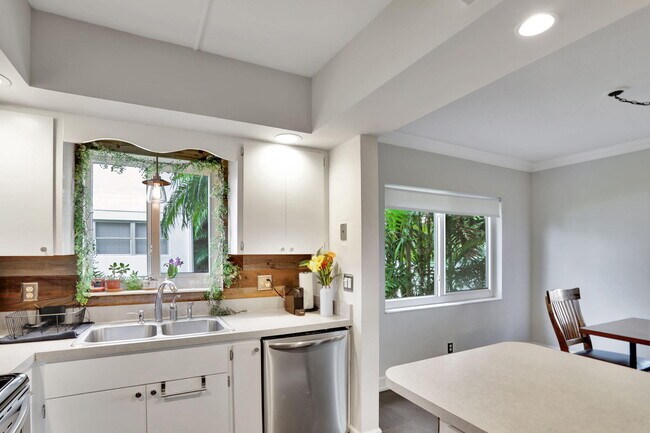 Building Photo - 2800 NE 28th St