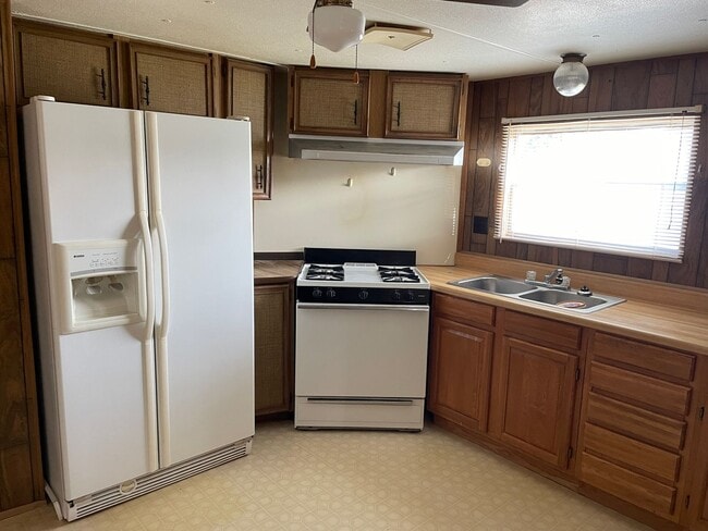 Building Photo - 2 bed 1 bath trailer house