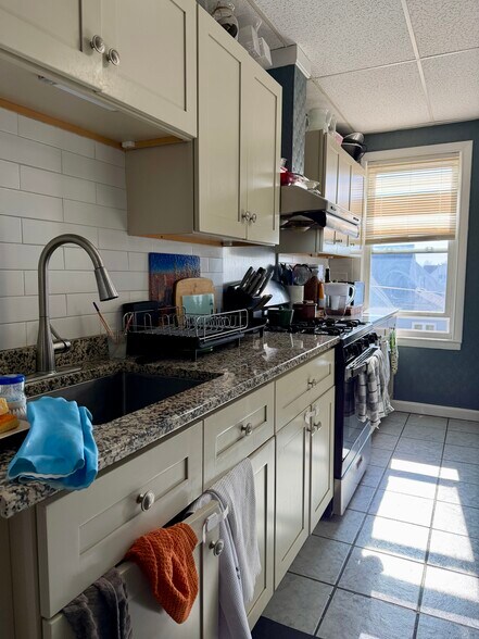 Building Photo - 407 Charles St