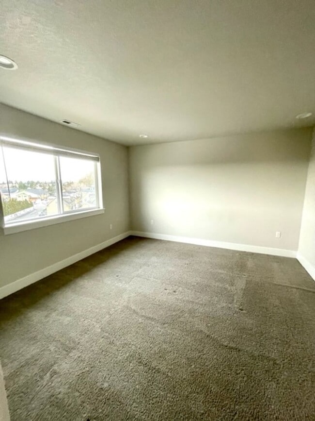 Building Photo - 1718 NE Lotus Dr