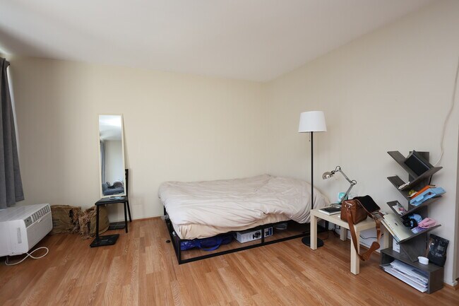 Building Photo - 1401 E 55th St