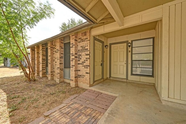 Building Photo - 2409 Berkett Dr