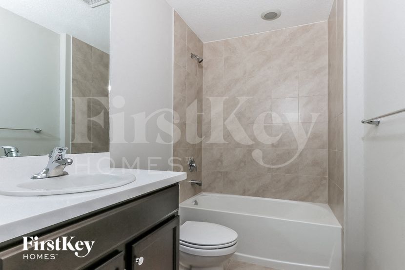 Building Photo - 957 SE Caravan Ave