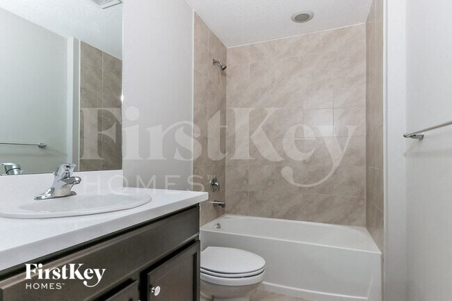 Building Photo - 957 SE Caravan Ave