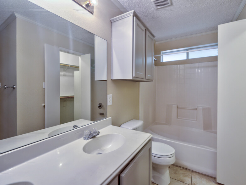 Main Bathroom, Garden Tub - 7556 Arbor Hill Dr