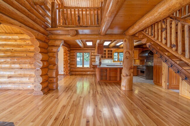 Building Photo - Luxury secondary Lake Property offering 3 beds 2.5 baths and bonus space