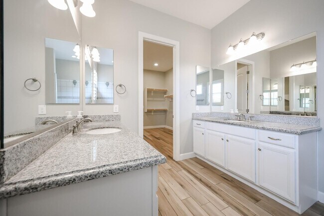 Building Photo - 1424 E Pedro Rd