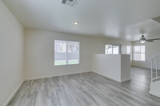 Building Photo - Stunning 4 bedroom, 2.5 bathroom