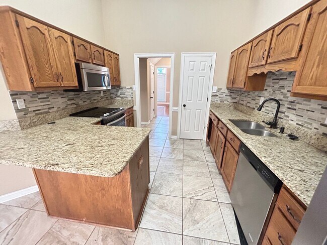 Building Photo - 4 BEDROOM/2 BATH HOME + Bonus Room in Rive...