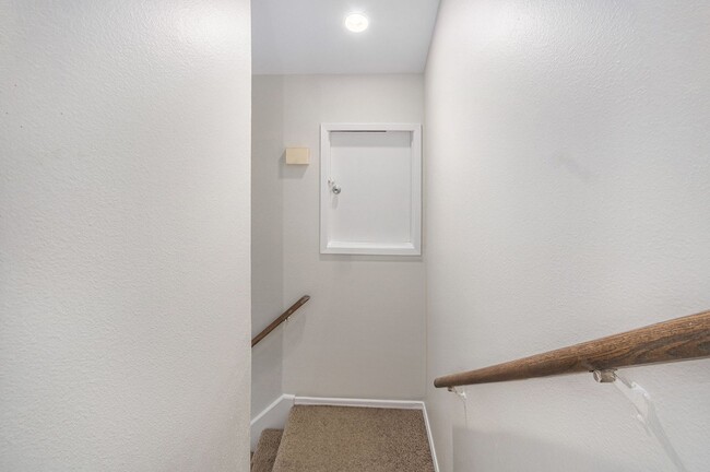 Building Photo - Excellent location under $1500!