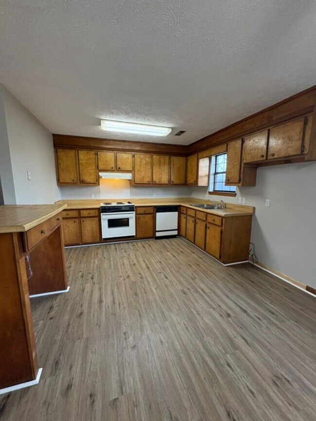Building Photo - 40 Yarber St