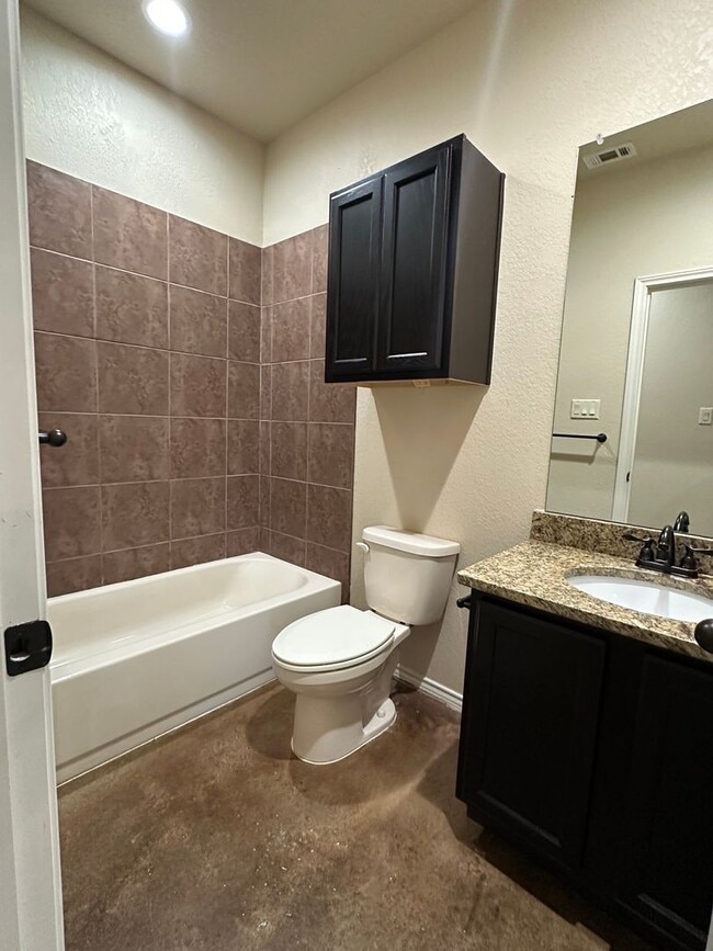 Building Photo - Spacious 3/2 Duplex in New Braunfels