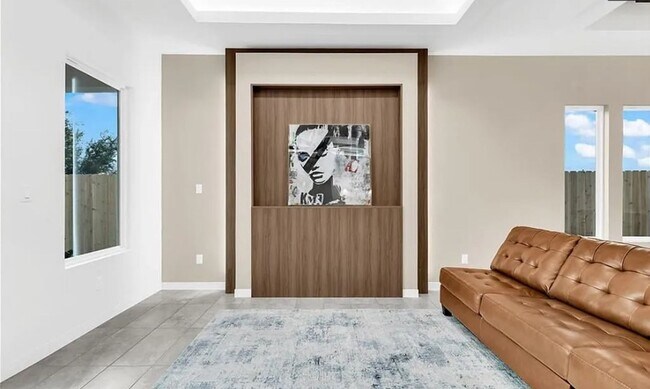 Building Photo - Luxury Living in Hyde Park – Edinburg/McAl...