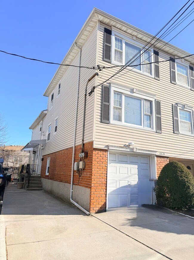 Building Photo - 15-75-75 208th Pl