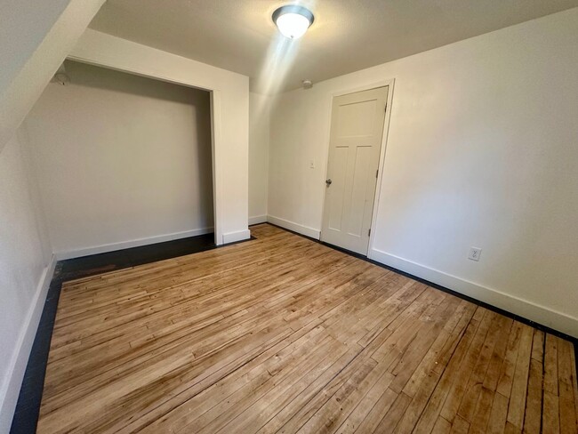 Building Photo - 5 bed 2 bath Single Family Home in Wausau