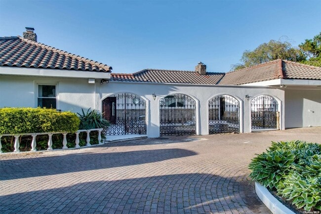 Building Photo - 10 Beach Hill Dr