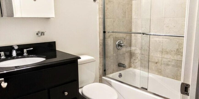 Building Photo - 4 bedroom in Chicago IL 60657