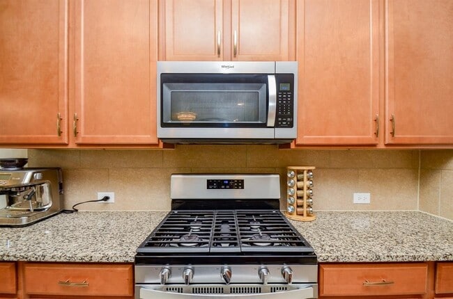 Building Photo - 3808 Canterbury Park Dr