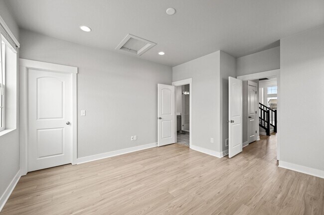 Building Photo - Spacious Family Home in Quiet Neighborhood