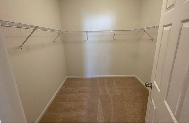Building Photo - Stunning 4 bedroom 2.5 Bathroom Home in Ma...
