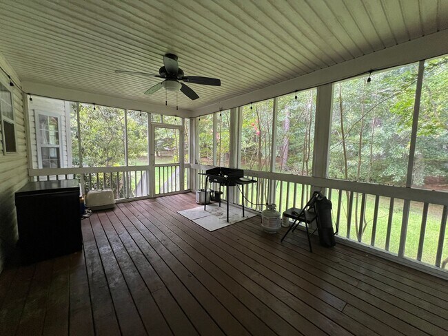 Building Photo - Charming Home in Country Club Hills – Idea...