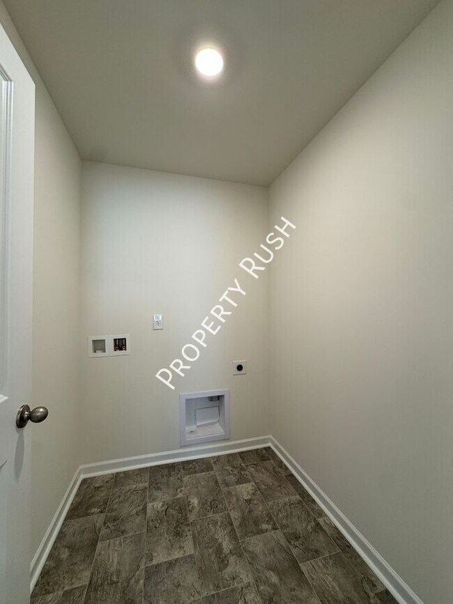 Building Photo - 327 Draft St