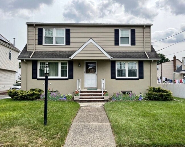 Building Photo - 115 Marconi St