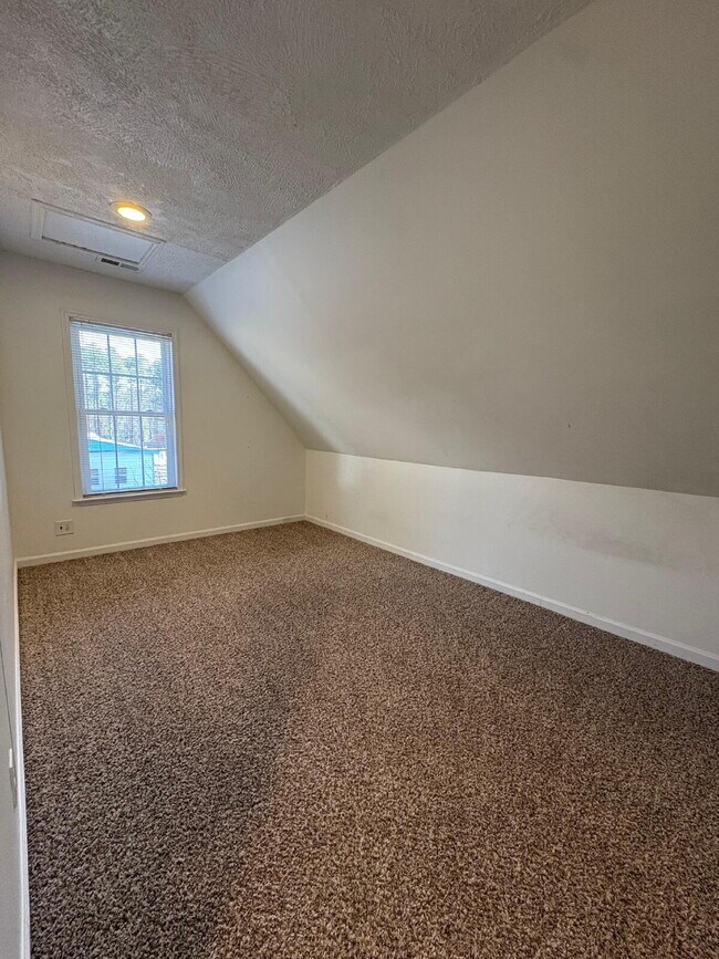 Building Photo - Beautiful executive home, in desirable neighborhood close to schools and Fort Bragg