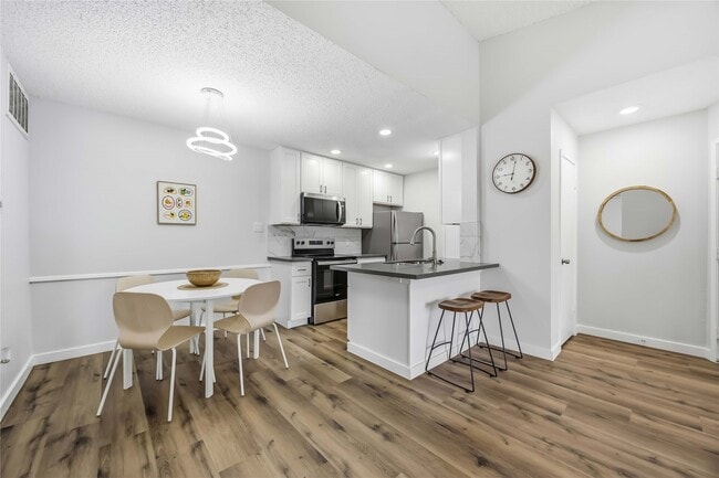 Building Photo - 2121 Hepburn St