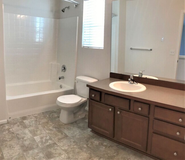 Building Photo - Stunning 2-Story Home Near Silver Lake