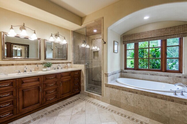 Building Photo - 4865 Vieja Dr